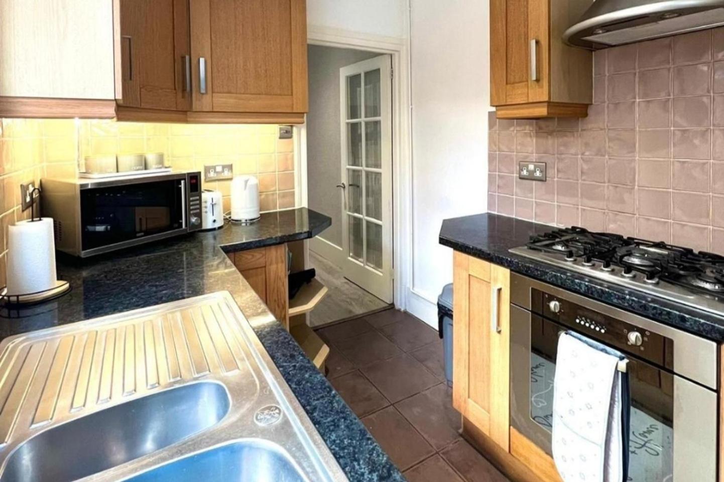 Strood Home-Sleeps 6-Great For Groups & Families Рочестер Экстерьер фото